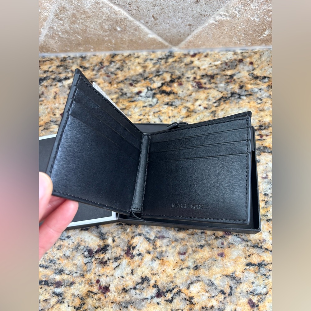 Michael Kors Black Wallet with White Box - Picture 4 of 6